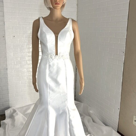 Isabella Talya Wedding Dress Fit & Flare with Train size 6 Mikado blend - Picture 5 of 16